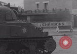 Immagine di M4 Sherman Tank Street lotta WW2 Antony Francia, 1944, secondo 59 filmato di repertorio 65675079399