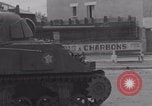 Immagine di M4 Sherman Tank Street lotta WW2 Antony Francia, 1944, secondo 60 filmato di repertorio 65675079399