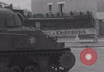 Immagine di M4 Sherman Tank Street lotta WW2 Antony Francia, 1944, secondo 61 filmato di repertorio 65675079399