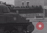 Immagine di M4 Sherman Tank Street lotta WW2 Antony Francia, 1944, secondo 62 filmato di repertorio 65675079399