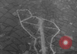Standbild Bomberwrack Europa, 1944, aus Sekunde 54 historischem Filmmaterial Videoclip 65675079425