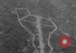 Standbild Bomberwrack Europa, 1944, aus Sekunde 56 historischem Filmmaterial Videoclip 65675079425