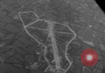 Standbild Bomberwrack Europa, 1944, aus Sekunde 58 historischem Filmmaterial Videoclip 65675079425