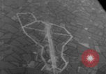 Standbild Bomberwrack Europa, 1944, aus Sekunde 61 historischem Filmmaterial Videoclip 65675079425