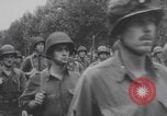 Standbild Truppen Parade Paris Befreiung Paris Frankreich, 1944, aus Sekunde 10 historischem Filmmaterial Videoclip 65675079428