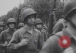 Standbild Truppen Parade Paris Befreiung Paris Frankreich, 1944, aus Sekunde 12 historischem Filmmaterial Videoclip 65675079428