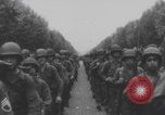 Standbild Truppen Parade Paris Befreiung Paris Frankreich, 1944, aus Sekunde 16 historischem Filmmaterial Videoclip 65675079428