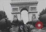 Standbild Truppen Parade Paris Befreiung Paris Frankreich, 1944, aus Sekunde 17 historischem Filmmaterial Videoclip 65675079428