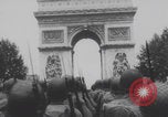Standbild Truppen Parade Paris Befreiung Paris Frankreich, 1944, aus Sekunde 18 historischem Filmmaterial Videoclip 65675079428