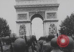 Standbild Truppen Parade Paris Befreiung Paris Frankreich, 1944, aus Sekunde 19 historischem Filmmaterial Videoclip 65675079428
