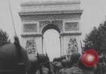 Standbild Truppen Parade Paris Befreiung Paris Frankreich, 1944, aus Sekunde 21 historischem Filmmaterial Videoclip 65675079428
