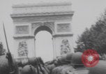 Standbild Truppen Parade Paris Befreiung Paris Frankreich, 1944, aus Sekunde 29 historischem Filmmaterial Videoclip 65675079428