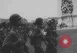 Standbild Truppen Parade Paris Befreiung Paris Frankreich, 1944, aus Sekunde 30 historischem Filmmaterial Videoclip 65675079428