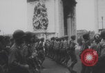 Standbild Truppen Parade Paris Befreiung Paris Frankreich, 1944, aus Sekunde 32 historischem Filmmaterial Videoclip 65675079428