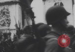 Standbild Truppen Parade Paris Befreiung Paris Frankreich, 1944, aus Sekunde 39 historischem Filmmaterial Videoclip 65675079428