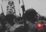 Standbild Truppen Parade Paris Befreiung Paris Frankreich, 1944, aus Sekunde 41 historischem Filmmaterial Videoclip 65675079428
