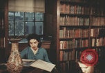 Immagine di Casa Italiana library students reading United States USA, 1957, secondo 23 filmato di repertorio 65675079455