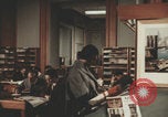 Image Des Italiens lisent à la bibliothèque Italie, 1957, de la seconde 17 séquences d'archives historiques vidéo 65675079464