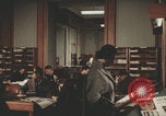 Image Des Italiens lisent à la bibliothèque Italie, 1957, de la seconde 18 séquences d'archives historiques vidéo 65675079464