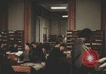Image Des Italiens lisent à la bibliothèque Italie, 1957, de la seconde 19 séquences d'archives historiques vidéo 65675079464