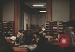 Image Des Italiens lisent à la bibliothèque Italie, 1957, de la seconde 20 séquences d'archives historiques vidéo 65675079464