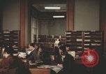 Image Des Italiens lisent à la bibliothèque Italie, 1957, de la seconde 21 séquences d'archives historiques vidéo 65675079464