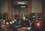 Image Des Italiens lisent à la bibliothèque Italie, 1957, de la seconde 22 séquences d'archives historiques vidéo 65675079464
