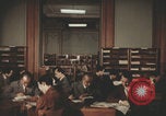 Image Des Italiens lisent à la bibliothèque Italie, 1957, de la seconde 23 séquences d'archives historiques vidéo 65675079464
