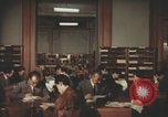 Image Des Italiens lisent à la bibliothèque Italie, 1957, de la seconde 24 séquences d'archives historiques vidéo 65675079464