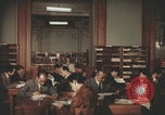 Image Des Italiens lisent à la bibliothèque Italie, 1957, de la seconde 25 séquences d'archives historiques vidéo 65675079464