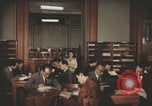 Image Des Italiens lisent à la bibliothèque Italie, 1957, de la seconde 26 séquences d'archives historiques vidéo 65675079464