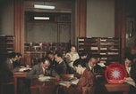 Image Des Italiens lisent à la bibliothèque Italie, 1957, de la seconde 27 séquences d'archives historiques vidéo 65675079464