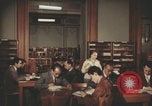 Image Des Italiens lisent à la bibliothèque Italie, 1957, de la seconde 28 séquences d'archives historiques vidéo 65675079464