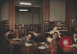 Image Des Italiens lisent à la bibliothèque Italie, 1957, de la seconde 29 séquences d'archives historiques vidéo 65675079464