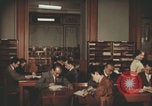Image Des Italiens lisent à la bibliothèque Italie, 1957, de la seconde 30 séquences d'archives historiques vidéo 65675079464