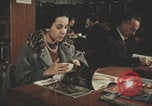 Image Des Italiens lisent à la bibliothèque Italie, 1957, de la seconde 35 séquences d'archives historiques vidéo 65675079464
