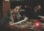 Image Des Italiens lisent à la bibliothèque Italie, 1957, de la seconde 36 séquences d'archives historiques vidéo 65675079464