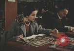Image Des Italiens lisent à la bibliothèque Italie, 1957, de la seconde 37 séquences d'archives historiques vidéo 65675079464