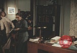 Image Des Italiens lisent à la bibliothèque Italie, 1957, de la seconde 41 séquences d'archives historiques vidéo 65675079464