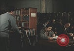 Image Des Italiens lisent à la bibliothèque Italie, 1957, de la seconde 43 séquences d'archives historiques vidéo 65675079464