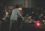 Image Des Italiens lisent à la bibliothèque Italie, 1957, de la seconde 44 séquences d'archives historiques vidéo 65675079464