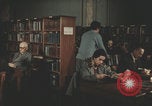 Image Des Italiens lisent à la bibliothèque Italie, 1957, de la seconde 45 séquences d'archives historiques vidéo 65675079464