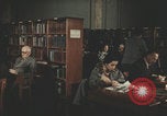 Image Des Italiens lisent à la bibliothèque Italie, 1957, de la seconde 46 séquences d'archives historiques vidéo 65675079464