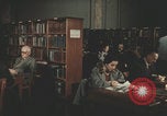 Image Des Italiens lisent à la bibliothèque Italie, 1957, de la seconde 47 séquences d'archives historiques vidéo 65675079464