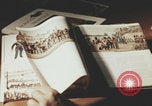 Image Des Italiens lisent à la bibliothèque Italie, 1957, de la seconde 54 séquences d'archives historiques vidéo 65675079464
