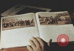 Image Des Italiens lisent à la bibliothèque Italie, 1957, de la seconde 55 séquences d'archives historiques vidéo 65675079464