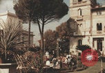 Image écoliers jouant dans une aire de jeux Rome Italie, 1957, de la seconde 3 séquences d'archives historiques vidéo 65675079465
