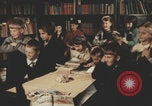 Image écoliers jouant dans une aire de jeux Rome Italie, 1957, de la seconde 7 séquences d'archives historiques vidéo 65675079465
