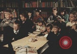 Image écoliers jouant dans une aire de jeux Rome Italie, 1957, de la seconde 9 séquences d'archives historiques vidéo 65675079465
