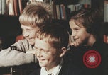 Image écoliers jouant dans une aire de jeux Rome Italie, 1957, de la seconde 10 séquences d'archives historiques vidéo 65675079465